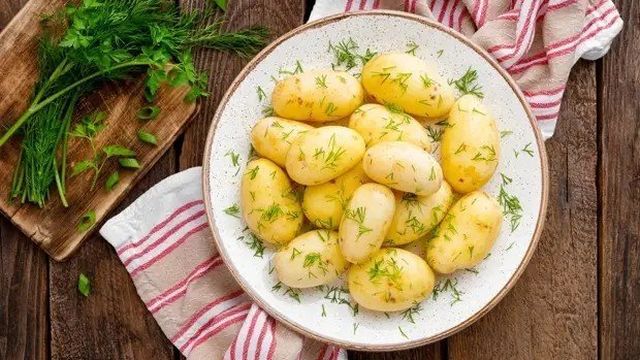Как приготовить молодую картошку