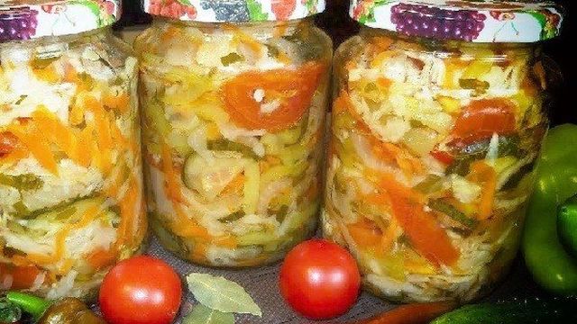 Рецепт: Консервированый салат с огурцами и помидорами на зиму