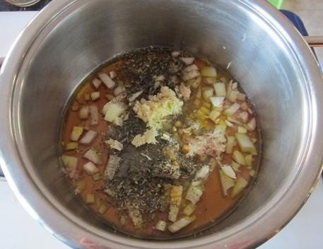 Гречневый суп в кастрюле