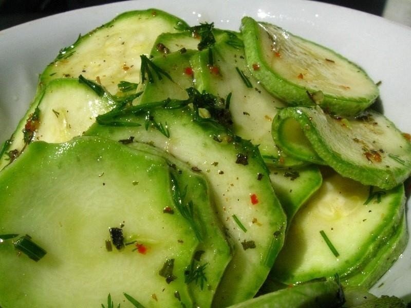 Салат из огурцов с чесноком и зеленью